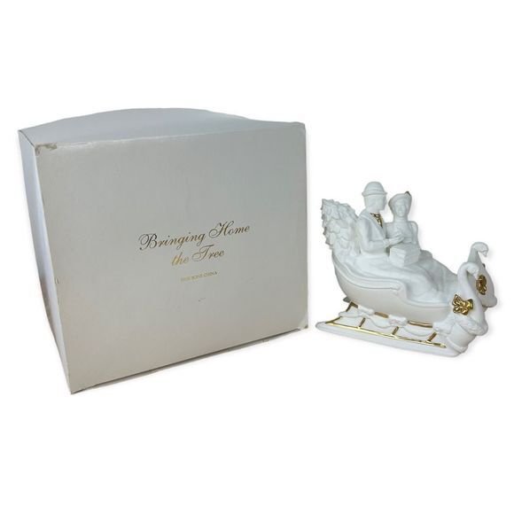 Lenox "Bringing Home The Tree" Vintage 1993 Musical Sculpture Plays O Tannenbaum